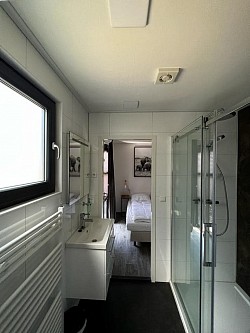 Gemeinsames Badezimmer/Dusche Blick ins Schlafzimmer 1