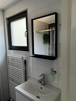 Gemeinsames Badezimmer/Dusche Blick vom Schlafzimmer 1