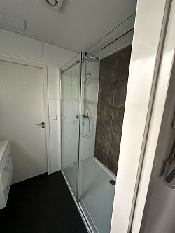 Gemeinsames Badezimmer/Dusche Blick aus Schlafzimmer 2