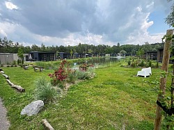 Flacher Teich mit Häusern